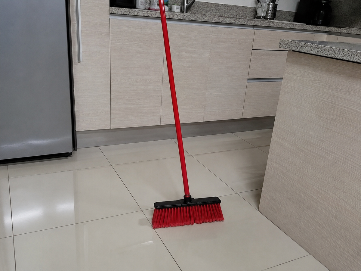 Escobillón Clásico Lavamas con mango rojo largo – Cerdas resistentes para barrer pisos